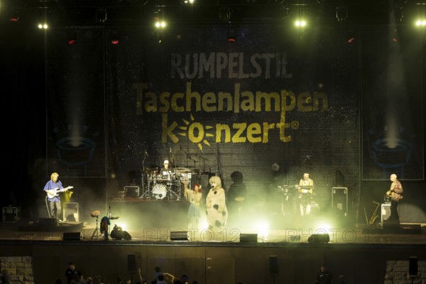 The band Rumpelstil consisting of Jörn Brumme (boss / voc, fl, git), Peter Schenderlein (director / voc, piano, keyb), Blanche Elliz (boss, vic, acc, perc), Max von Thien (leader / voc, drum, perc) at the 25th Berliner Taschenlampenkonzert at the Berliner Waldbühne on 20.09.2025