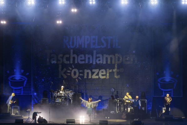 The band Rumpelstil consisting of Jörn Brumme (boss / voc, fl, git), Peter Schenderlein (director / voc, piano, keyb), Blanche Elliz (boss, vic, acc, perc), Max von Thien (leader / voc, drum, perc) at the 25th Berliner Taschenlampenkonzert at the Berliner Waldbühne on 20.09.2025