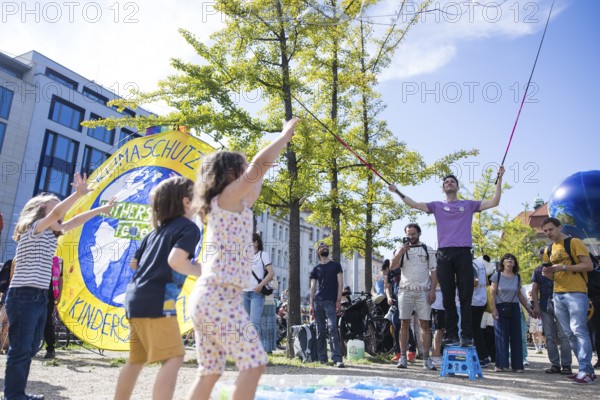 Children playing with soap bubbles in Invalidenpark at the demonstration on climate protection organised together with Fridays for Future, Berlin, 20.09.2025