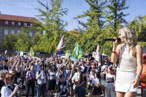 Singer anaïs in front of an audience in Invalidenpark at the demonstration on climate protection organised together with Fridays for Future, Berlin, 20.09.2025