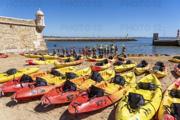 Kayak tours to the rocky coast of Ponta da Piedade, group tours in kayaks on the sea to the rugged coastal landscape, instruction of the participants in the technique of kayaking, from Lagos, in the west of the Algarve, Portugal Forte Ponta da Bandeira