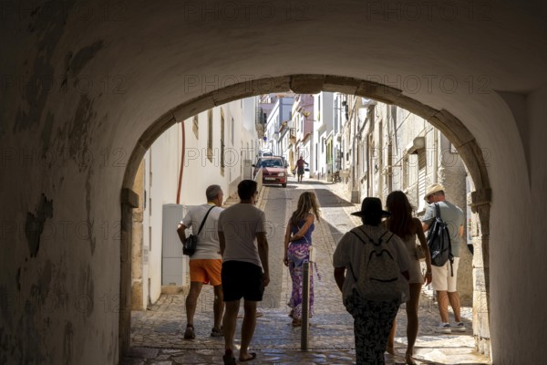 The old town of Lagos, in the passage of the city gate, old city wall, Arco / Porta de São Gonçalo, in the west of the Algarve, Portugal