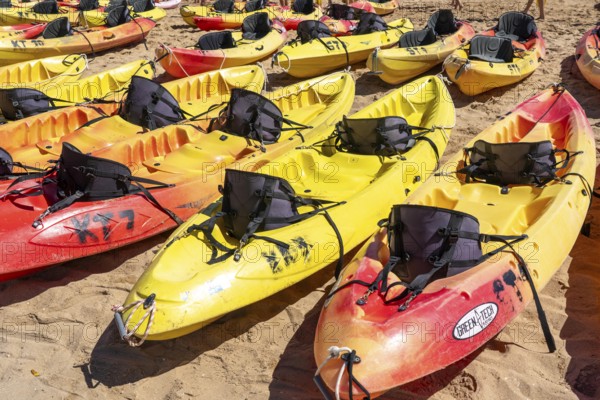 Kayak tours to the rocky coast of Ponta da Piedade, group tours in kayaks on the sea to the rugged coastal landscape, instruction of the participants in the technique of kayaking, from Lagos, in the west of the Algarve, Portugal