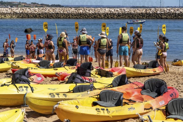 Kayak tours to the rocky coast of Ponta da Piedade, group tours in kayaks on the sea to the rugged coastal landscape, instruction of the participants in the technique of kayaking, from Lagos, in the west of the Algarve, Portugal