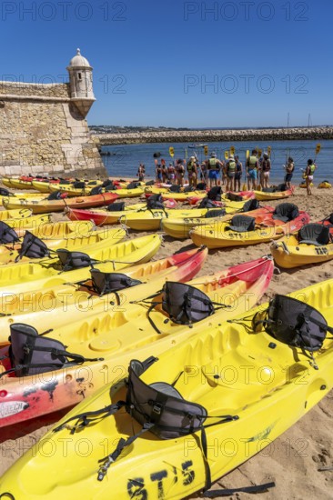 Kayak tours to the rocky coast of Ponta da Piedade, group tours in kayaks on the sea to the rugged coastal landscape, instruction of the participants in the technique of kayaking, from Lagos, in the west of the Algarve, Portugal Forte Ponta da Bandeira