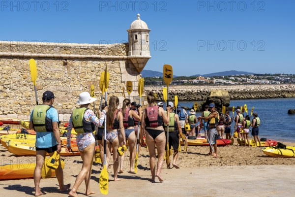 Kayak tours to the rocky coast of Ponta da Piedade, group tours in kayaks on the sea to the rugged coastal landscape, instruction of the participants in the technique of kayaking, from Lagos, in the west of the Algarve, Portugal Forte Ponta da Bandeira