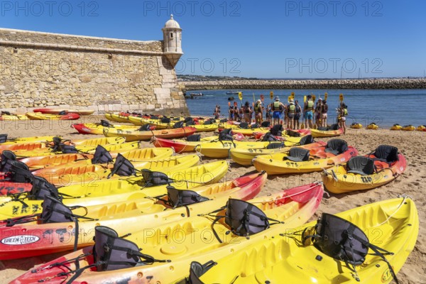 Kayak tours to the rocky coast of Ponta da Piedade, group tours in kayaks on the sea to the rugged coastal landscape, instruction of the participants in the technique of kayaking, from Lagos, in the west of the Algarve, Portugal Forte Ponta da Bandeira