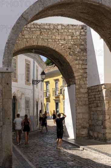 Faro, Old Town Lane, R. do Repouso, Arco do Repouso city gate, Algarve, Portugal