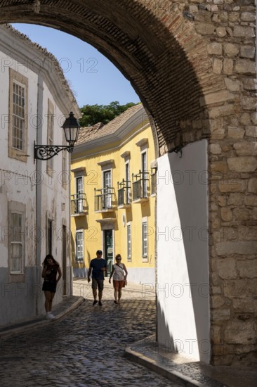 Faro, Old Town Lane, R. do Repouso, Arco do Repouso city gate, Algarve, Portugal