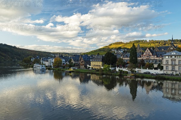 View of the Moselle in Traben-Trarbach in autumn, sunset, Traben-Trarbach, Rhineland-Palatinate, Germany