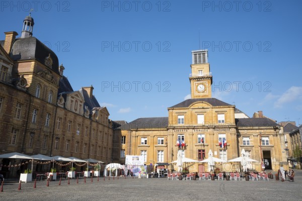 Town hall, street cafés, restaurants, Place Ducale, historic main square, Charleville-Mézières, Ardennes, Grand Est, France