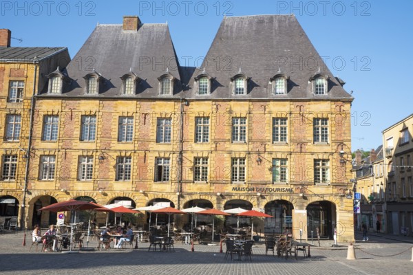 Tourist information, pavement cafés, restaurants, Place Ducale, historic main square, Charleville-Mézières, Ardennes, Grand Est, France