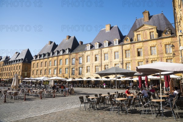 Street cafés, restaurants, Place Ducale, historic main square, Charleville-Mézières, Ardennes, Grand Est, France