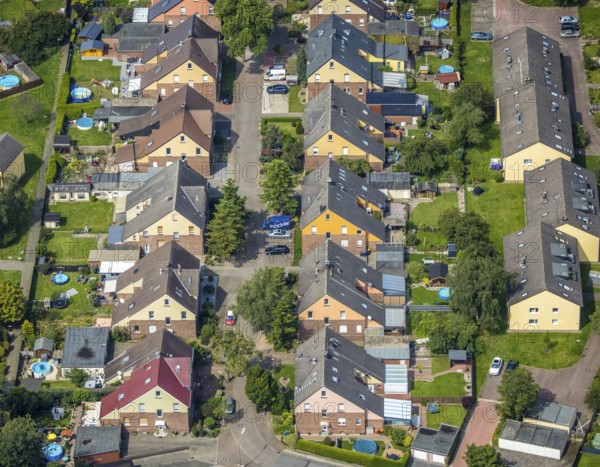 Aerial view, miners' housing estate Glück-Auf-Straße with colourful house facades in Rünthe, Bergkamen, Ruhr area, North Rhine-Westphalia, Germany, workers' housing estate, mining estate, DE, Europe, property tax, real estate, aerial view, aerial photography, aerial photography, overview, bird's-eye view, housing estate, housing and living, residential area, residential buildings, housing quality, residential quarter, housing estate, birds-eyes view, overview