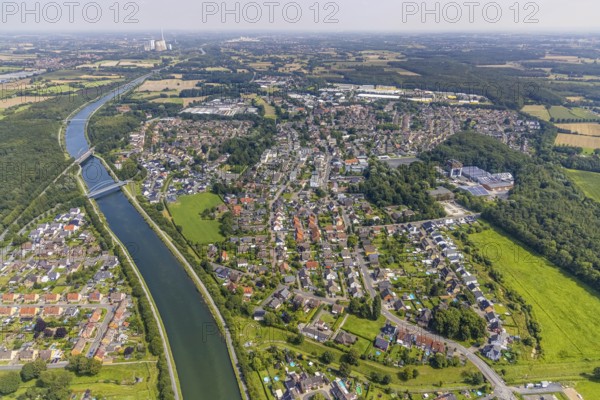 Aerial view, Datteln-Hamm Canal and Rünthe town view, Bergkamen, Ruhr area, North Rhine-Westphalia, Germany, DE, Europe, canal, aerial view, aerial photography, aerial photography, town view, town area, overview, bird's-eye view, overview