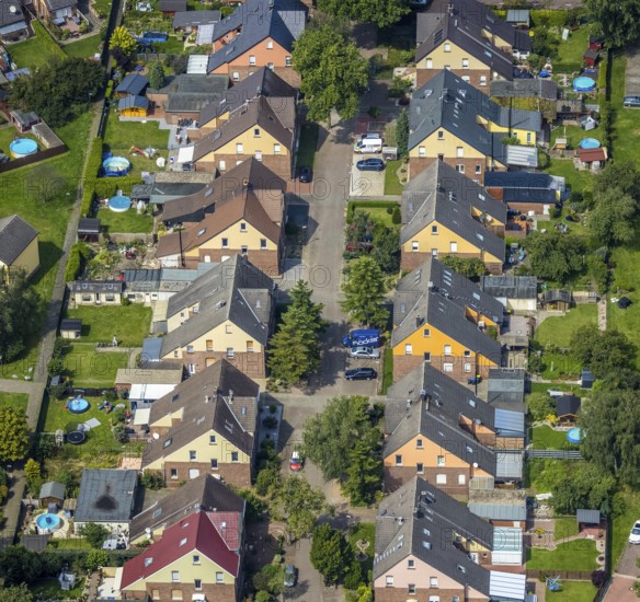Aerial view, miners' housing estate Glück-Auf-Straße with colourful house facades in Rünthe, Bergkamen, Ruhr area, North Rhine-Westphalia, Germany, workers' housing estate, mining estate, DE, Europe, property tax, real estate, aerial view, aerial photography, aerial photography, overview, bird's-eye view, housing estate, housing and living, residential area, residential buildings, housing quality, residential quarter, housing estate, birds-eyes view, overview