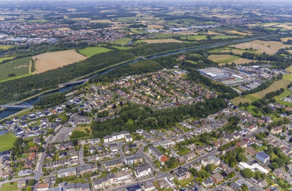 Aerial view, miners' housing estate Schlägelstrasse Knappenstrasse and Glück-Auf-Strasse with colourful house facades in Rünthe, Bergkamen, Ruhr area, North Rhine-Westphalia, Germany, workers' housing estate, mining estate, DE, Europe, property tax, real estate, aerial view, aerial photography, aerial photography, overview, bird's eye view, housing estate, housing and living, residential area, residential buildings, housing quality, residential quarter, housing estate, birds-eyes view, overview