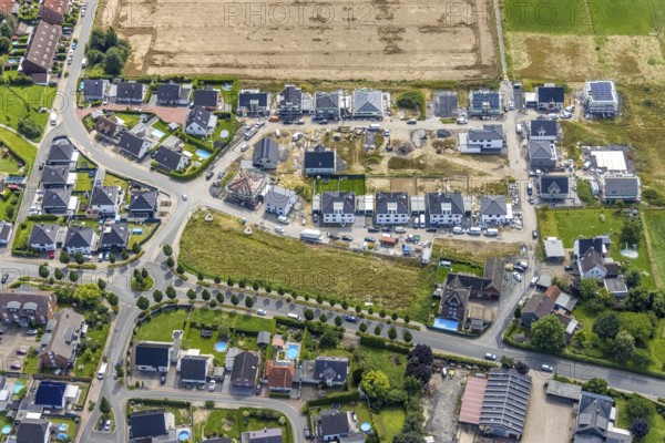 Aerial view, construction site and new development area Ährenweg and Ackerweg in Bergkamen, Ruhr area, North Rhine-Westphalia, Germany, construction work, construction area, construction site, building plots, construction project, construction site, Bergkamen, DE, Europe, property tax, real estate, aerial photograph, aerial photography, aerial photography, new construction, overview, bird's eye view, residential complex, living and living, residential area, residential buildings, residential quality, residential neighbourhood, housing estate, birds-eyes view, overview