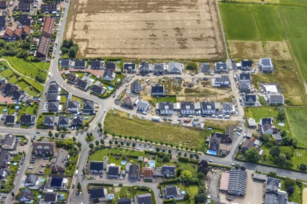 Aerial view, construction site and new development area Ährenweg and Ackerweg in Bergkamen, Ruhr area, North Rhine-Westphalia, Germany, construction work, construction area, construction site, building plots, construction project, construction site, Bergkamen, DE, Europe, property tax, real estate, aerial photograph, aerial photography, aerial photography, new construction, overview, bird's eye view, residential complex, living and living, residential area, residential buildings, residential quality, residential neighbourhood, housing estate, birds-eyes view, overview