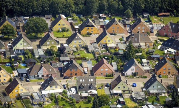 Aerial view, miners' housing estate Querstraße Beverstraße with colourful house facades in Rünthe, Bergkamen, Ruhr area, North Rhine-Westphalia, Germany, workers' housing estate, mining estate, DE, Europe, property tax, real estate, aerial view, aerial photography, aerial photography, overview, bird's eye view, housing estate, housing and living, residential area, residential buildings, quality of living, residential quarter, housing estate, birds-eyes view, overview