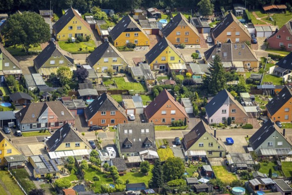 Aerial view, miners' housing estate Querstraße Beverstraße with colourful house facades in Rünthe, Bergkamen, Ruhr area, North Rhine-Westphalia, Germany, workers' housing estate, mining estate, DE, Europe, property tax, real estate, aerial view, aerial photography, aerial photography, overview, bird's eye view, housing estate, housing and living, residential area, residential buildings, quality of living, residential quarter, housing estate, birds-eyes view, overview
