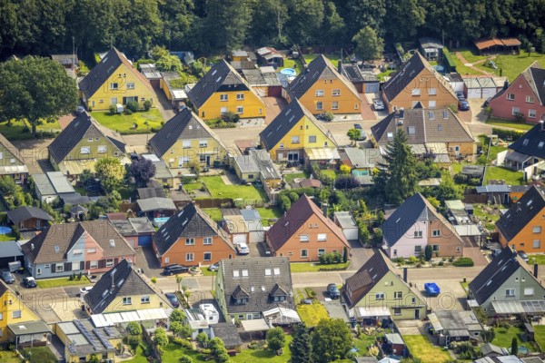 Aerial view, miners' housing estate Querstraße Beverstraße with colourful house facades in Rünthe, Bergkamen, Ruhr area, North Rhine-Westphalia, Germany, workers' housing estate, mining estate, DE, Europe, property tax, real estate, aerial view, aerial photography, aerial photography, overview, bird's eye view, housing estate, housing and living, residential area, residential buildings, quality of living, residential quarter, housing estate, birds-eyes view, overview