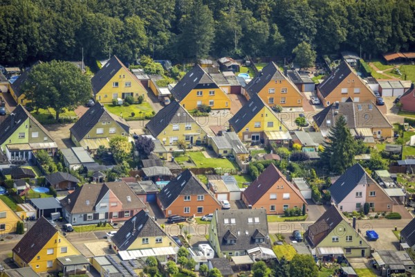 Aerial view, miners' housing estate Querstraße Beverstraße with colourful house facades in Rünthe, Bergkamen, Ruhr area, North Rhine-Westphalia, Germany, workers' housing estate, mining estate, DE, Europe, property tax, real estate, aerial view, aerial photography, aerial photography, overview, bird's eye view, housing estate, housing and living, residential area, residential buildings, quality of living, residential quarter, housing estate, birds-eyes view, overview