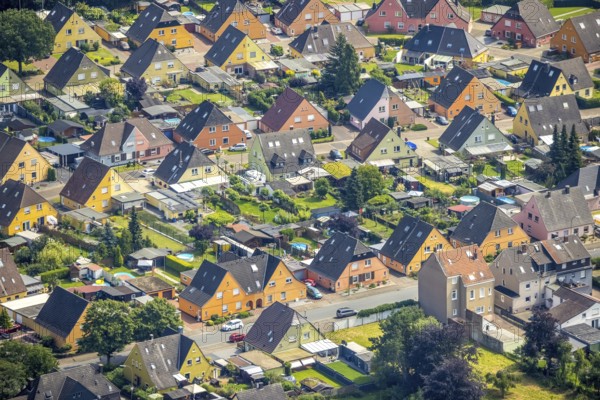 Aerial view, miners' housing estate Querstraße Beverstraße with colourful house facades in Rünthe, Bergkamen, Ruhr area, North Rhine-Westphalia, Germany, workers' housing estate, mining estate, DE, Europe, property tax, real estate, aerial view, aerial photography, aerial photography, overview, bird's eye view, housing estate, housing and living, residential area, residential buildings, quality of living, residential quarter, housing estate, birds-eyes view, overview