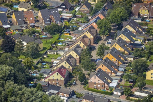 Aerial view, miners' housing estate Glück-Auf-Straße with colourful house facades in Rünthe, Bergkamen, Ruhr area, North Rhine-Westphalia, Germany, workers' housing estate, mining estate, DE, Europe, property tax, real estate, aerial view, aerial photography, aerial photography, overview, bird's-eye view, housing estate, housing and living, residential area, residential buildings, housing quality, residential quarter, housing estate, birds-eyes view, overview