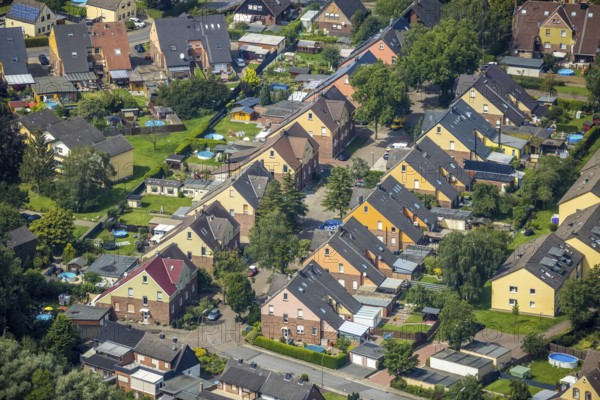 Aerial view, miners' housing estate Glück-Auf-Straße with colourful house facades in Rünthe, Bergkamen, Ruhr area, North Rhine-Westphalia, Germany, workers' housing estate, mining estate, DE, Europe, property tax, real estate, aerial view, aerial photography, aerial photography, overview, bird's-eye view, housing estate, housing and living, residential area, residential buildings, housing quality, residential quarter, housing estate, birds-eyes view, overview