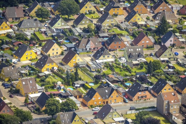 Aerial view, miners' housing estate Querstraße Beverstraße with colourful house facades in Rünthe, Bergkamen, Ruhr area, North Rhine-Westphalia, Germany, workers' housing estate, mining estate, DE, Europe, property tax, real estate, aerial view, aerial photography, aerial photography, overview, bird's eye view, housing estate, housing and living, residential area, residential buildings, quality of living, residential quarter, housing estate, birds-eyes view, overview