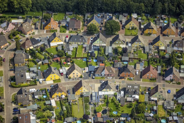 Aerial view, miners' housing estate Querstraße Beverstraße with colourful house facades in Rünthe, Bergkamen, Ruhr area, North Rhine-Westphalia, Germany, workers' housing estate, mining estate, DE, Europe, property tax, real estate, aerial view, aerial photography, aerial photography, overview, bird's eye view, housing estate, housing and living, residential area, residential buildings, quality of living, residential quarter, housing estate, birds-eyes view, overview