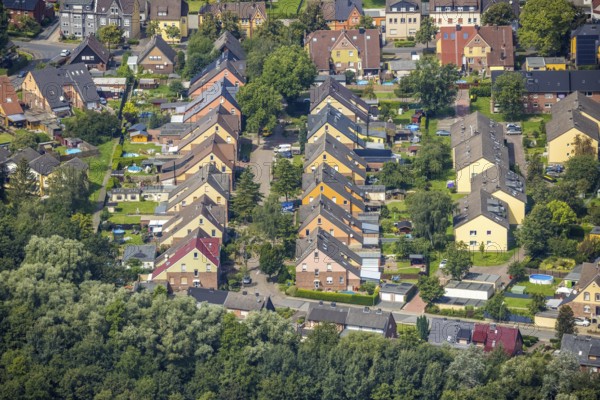 Aerial view, miners' housing estate Glück-Auf-Straße with colourful house facades in Rünthe, Bergkamen, Ruhr area, North Rhine-Westphalia, Germany, workers' housing estate, mining estate, DE, Europe, property tax, real estate, aerial view, aerial photography, aerial photography, overview, bird's-eye view, housing estate, housing and living, residential area, residential buildings, housing quality, residential quarter, housing estate, birds-eyes view, overview