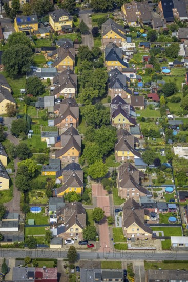 Aerial view, miners' housing estate Knappenstraße with colourful house facades in Rünthe, Bergkamen, Ruhr area, North Rhine-Westphalia, Germany, workers' housing estate, mining estate, DE, Europe, property tax, real estate, aerial view, aerial photography, aerial photography, overview, bird's-eye view, housing estate, housing and living, residential area, residential buildings, housing quality, residential quarter, housing estate, birds-eyes view, overview