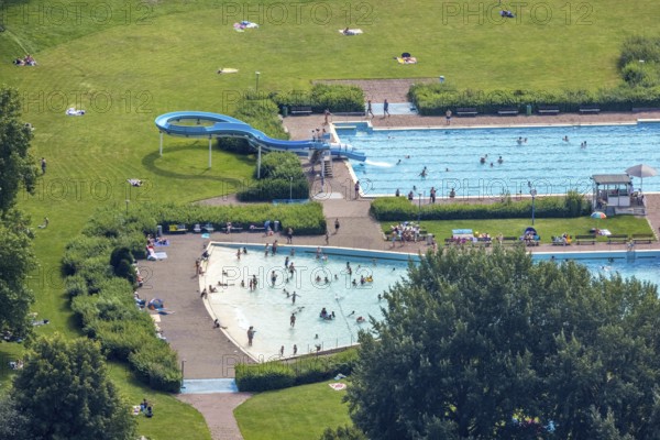 Aerial view, outdoor pool and wave pool Weddinghofen in the leisure centre Im Häupen in Weddinghofen in Bergkamen, Ruhr area, North Rhine-Westphalia, Germany, bathing establishment, bathing resort, bathing fun, Bergkamen, DE, Europe, outdoor pool, leisure facility, leisure pool, leisure activities, aerial view, aerial photography, aerial photography, swimming pool, swimming pool, overview, bird's eye view, water slide, birds-eyes view, overview