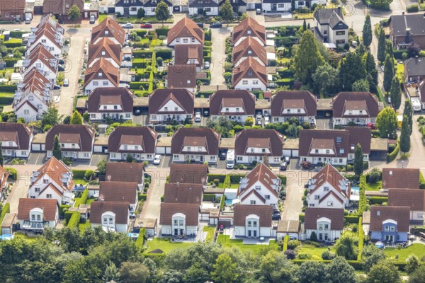 Aerial view, terraced houses, housing estate Espenweg in Weddinghofen, Bergkamen, Ruhr area, North Rhine-Westphalia, Germany, DE, Europe, property tax, real estate, aerial view, aerial photography, aerial photography, overview, bird's-eye view, housing estate, living and living, residential area, residential buildings, quality of living, residential neighbourhood, housing estate, birds-eyes view, overview