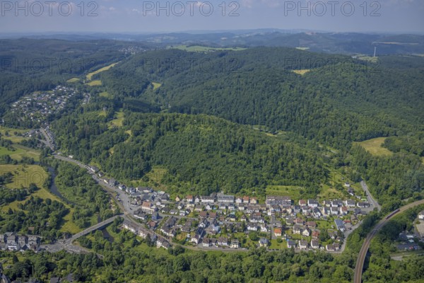 Aerial view, housing estate Unterm Römberge, Römberg forest area, Arnsberg, Sauerland, North Rhine-Westphalia, Germany, DE, Europe, property tax, Hochsauerlandkreis, real estate, aerial view, aerial photography, aerial photography, Römberg, overview, bird's-eye view, forest, forest area, residential area, living and living, residential area, residential buildings, quality of life, housing estate, birds-eyes view, overview