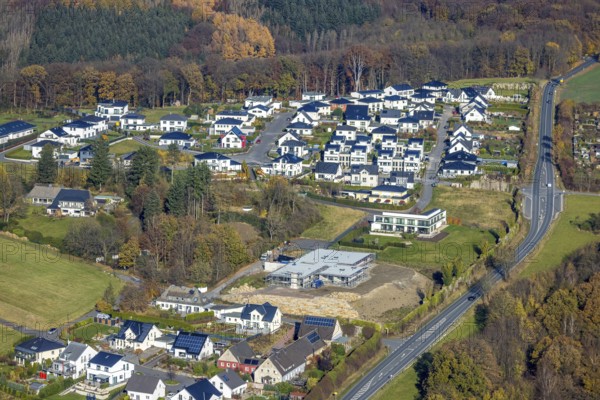 Aerial view, new housing estate Zum Dollberg on the L732 road in the district of Neheim in Arnsberg, Sauerland, North Rhine-Westphalia, Germany, Arnsberg, DE, Europe, property tax, real estate, aerial view, aerial photography, aerial photography, new development area, overview, bird's-eye view, residential estate, living and living, residential area, residential buildings, quality of life, residential neighbourhood, housing estate, bird's-eye view, overview