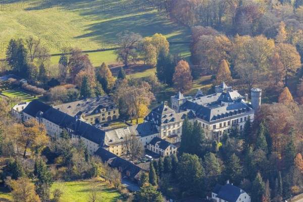Aerial view, Herdringen Castle in the district of Herdringen in Arnsberg, Sauerland, North Rhine-Westphalia, Germany, Arnsberg, DE, Europe, Herdringen Castle, Herdringen Hunting Lodge, aerial view, aerial photography, aerial photography, castle, castle grounds, overview, bird's-eye view, overview