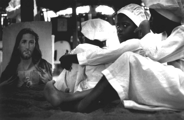 NGA, Nigeria, Lagos, 20.05.97 - Free churches in Lagos. - Young Nigerian Freikirchler during a church service. -