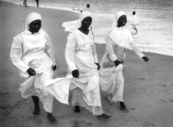 NGA, Lagos, 20.05.97 -- Free churches in Lagos. -- Nigerian Catholic nuns hiking on Victoria Islands beach, Lagos.