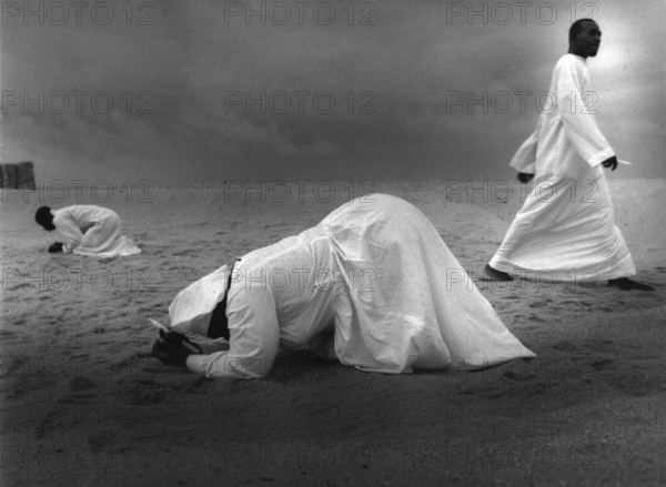 NGA, Lagos, 20.05.97 -- Free churches in Lagos. -- Believers pray in the sand in front of the Sunday service begins.