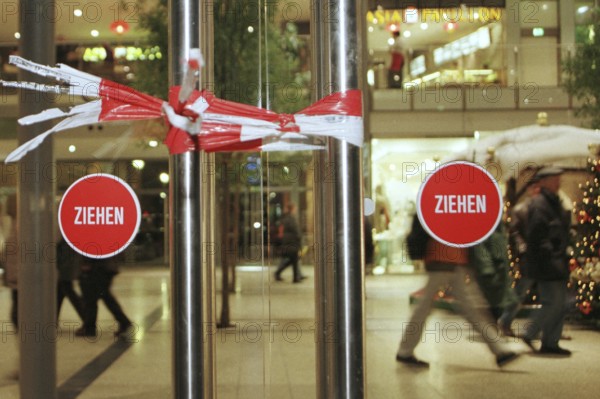 Berlin, DEU, 17.11.1998 -- Closing time, Potsdamer Platz arcades. (Shopping center)
