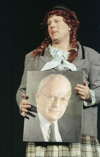 Berlin, DEU, 19.11.1998 -- Arnulf Rating with his program Out of Bonn at the cabaret Die Wülmäuse. Rating plays Sister Hedwig with a portrait of Roman Herzog.