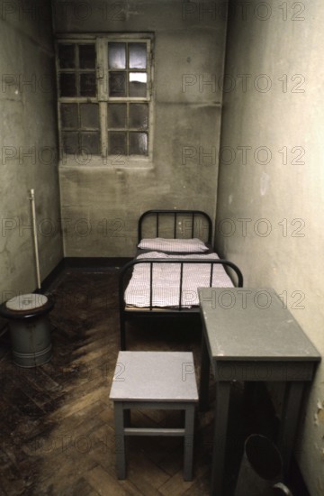 Halle, DEU, 26.01.1999 -- The piece Red Ox: Prison cell (chair/stool, chamber pot, table)