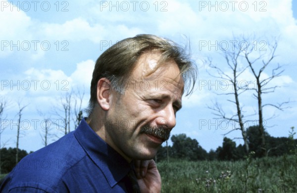 Lübbenau, DEU, 12.07.1999 -- Federal Environment Minister Jürgen Trittin, Alliance 90/The Greens, visiting the Spreewald. (Portrait) --