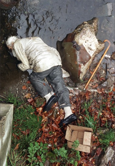 BIH, Bosnia, Vares, 03.11.1993, shot old man lying in a river