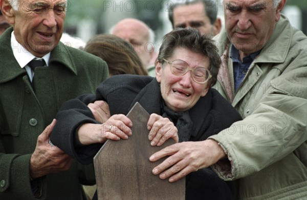 BIH, Bosnia, Sarajevo, 24.10.1993, Weeping woman in cemetery during burial