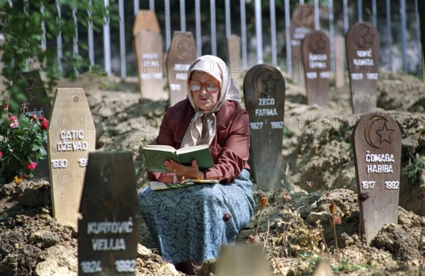 BIH, Bosnia, Sarajevo, 20.09.1992, Muslim woman praying in cemetery