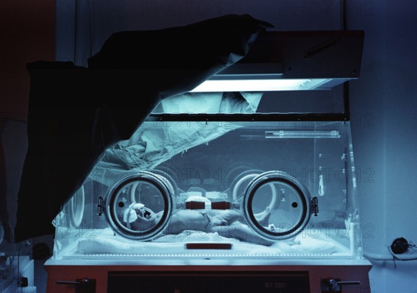 BIH, Sarajevo, 01.08.1995 -- SERIAL OF 10 PHOTOS -- Series about a maternity hospital in Sarajevo during the civil war. (incubator) -- SARAJEVO BIRTH CLINIC DURING THE WAR IN 1995.   Bosnia Hercogovina, Eastern Europe